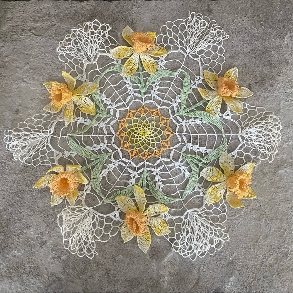 🌼Unique Vintage Crochet Doily with daffodil flowers